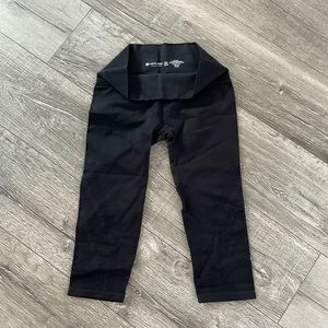 Sports leggings with details on the legs. It’s an XL but sizes like an M